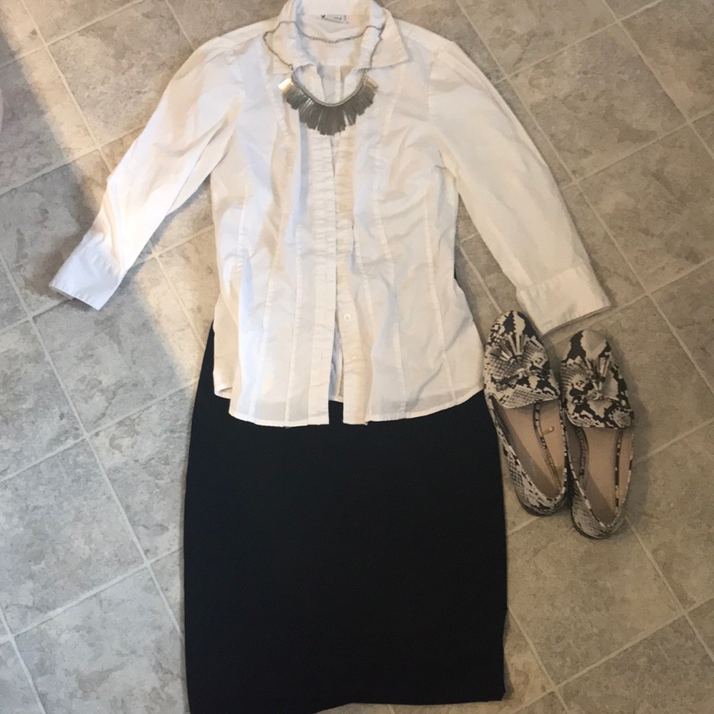 😎🥰3 for 20! White button down shirt